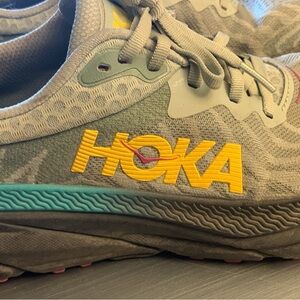 Hoka Challenger 7 Gray Shoe with Teal Midsole and Yellow Logo 8.5B
